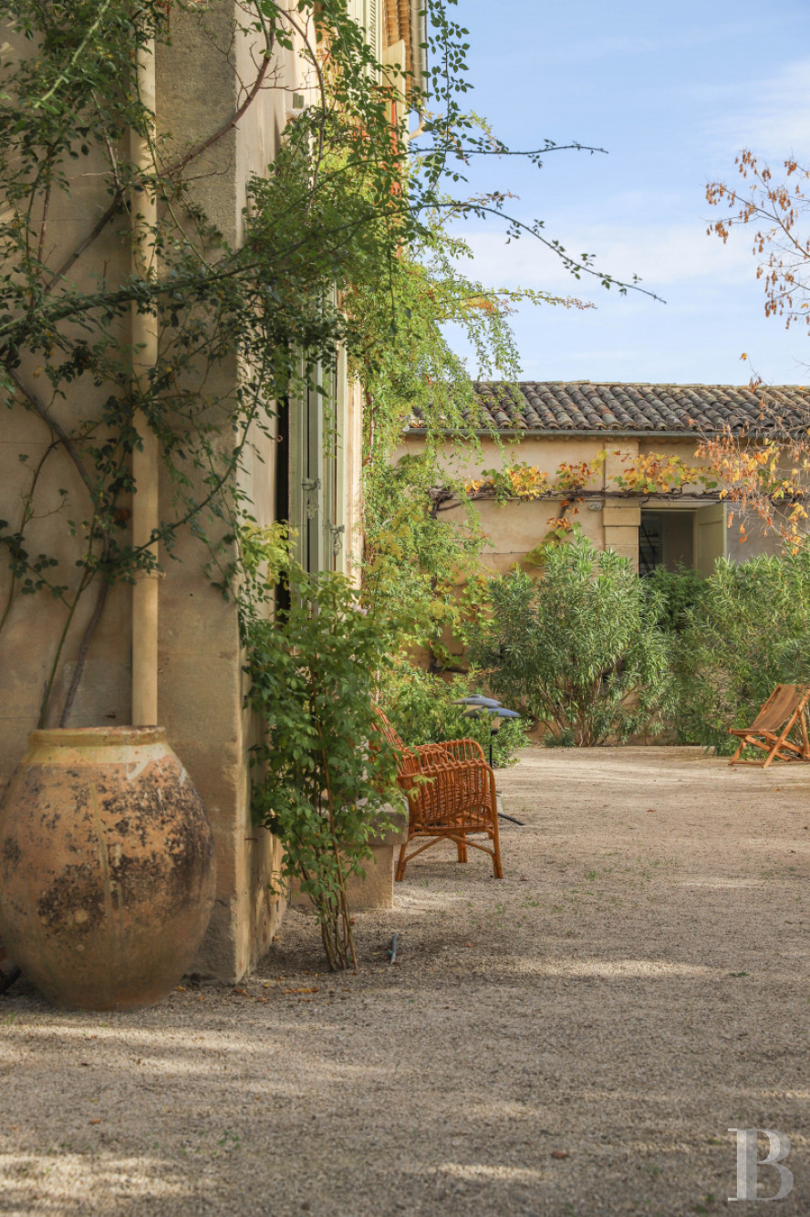Dans les Alpes-de-Haute-Provence, au sud de Forcalquier, une maison de village traditionnelle et audacieuse - photo  n°2